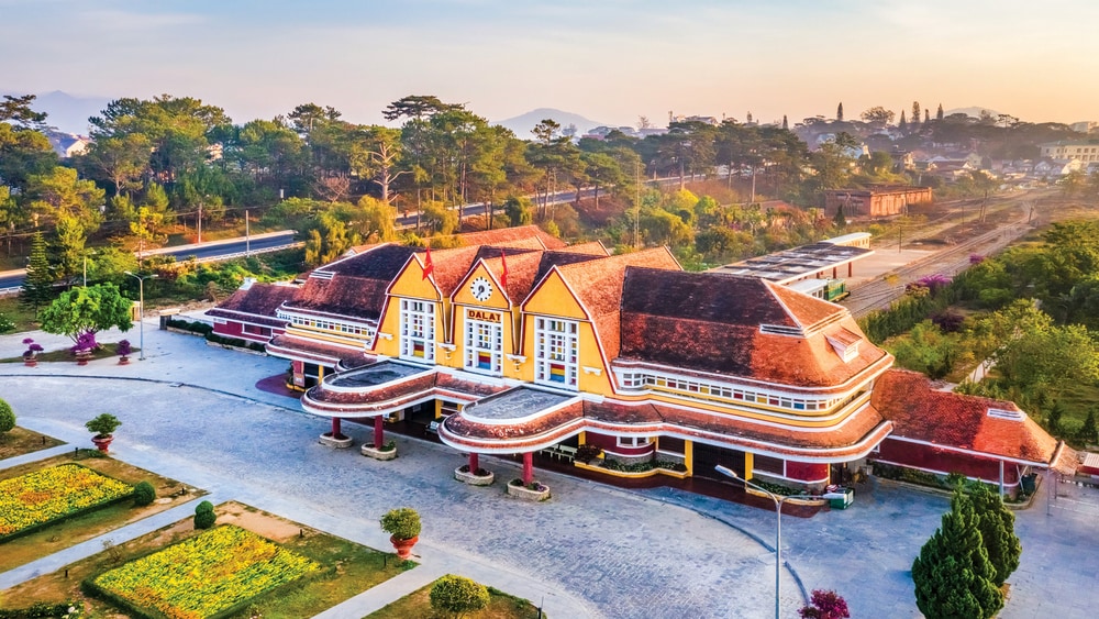 Ga Đà Lạt là ga xe lửa cổ nhất Việt Nam với kiến trúc lấy cảm hứng từ đỉnh Langbiang hùng vĩ